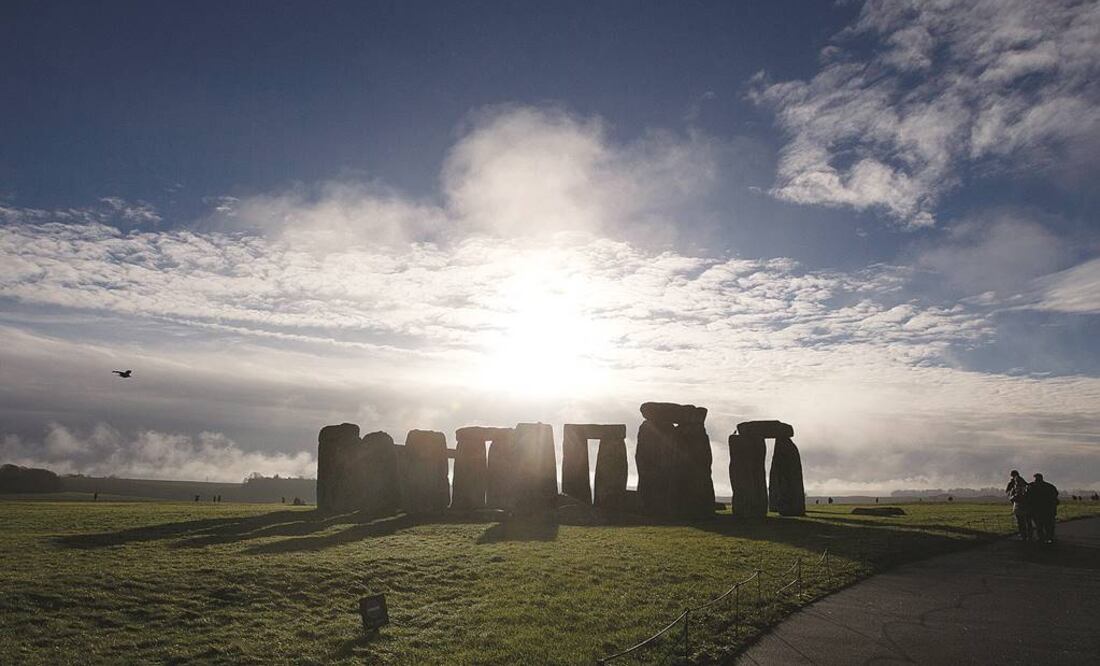 El hallazgo apoya la teoría de que Stonehenge funcionó, al menos en parte de su larga historia, como un cementerio de cremación para líderes y otras personas notables, incluidas mujeres. FOTO: Archivo/AP.