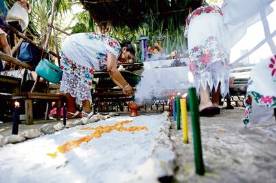 Rescatan tradiciones mayas de Día de Muertos
