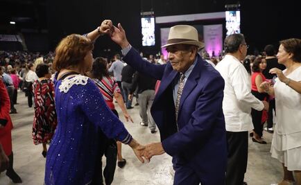 Miles de abuelitos bailan para celebrar el Día del Abuelo