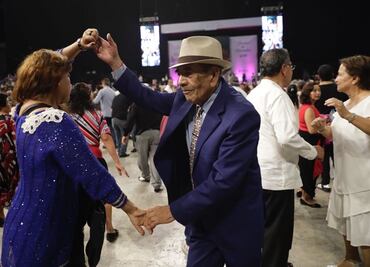 Miles de abuelitos bailan para celebrar el Día del Abuelo