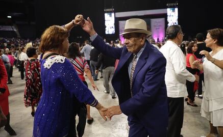 Miles de abuelitos bailan para celebrar el Día del Abuelo