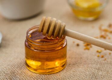 Para qué sirve ponerse miel en la cara