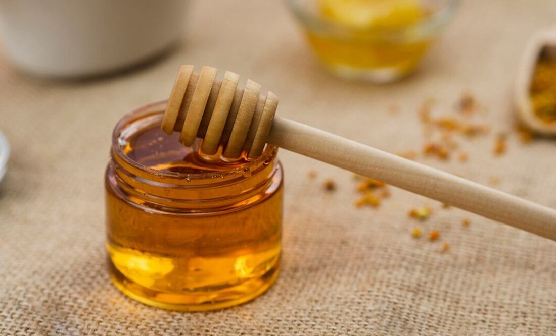 La miel puede ayudarte a tener un rostro libre de imperfecciones. Foto: Freepik