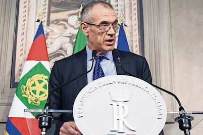 Piden formar gobierno a ex directivo del FMI, en Italia  