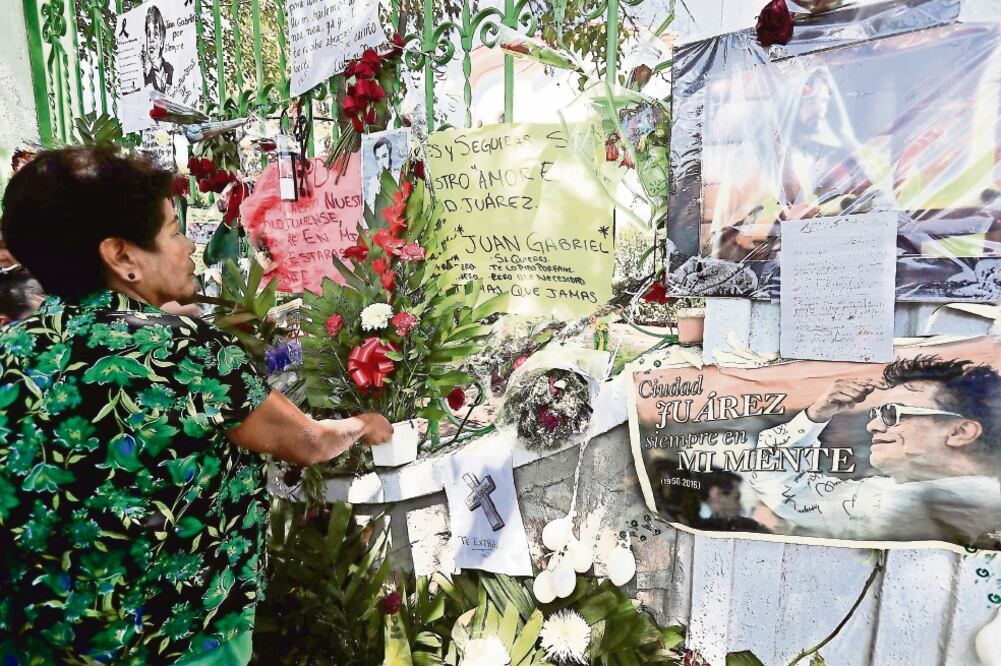 Miles de ciudadanos nacionales y extranjeros lo esperaron afuera de su casa, hace unas semanas (ALEJANDRO ACOSTA. EL UNIVERSAL)