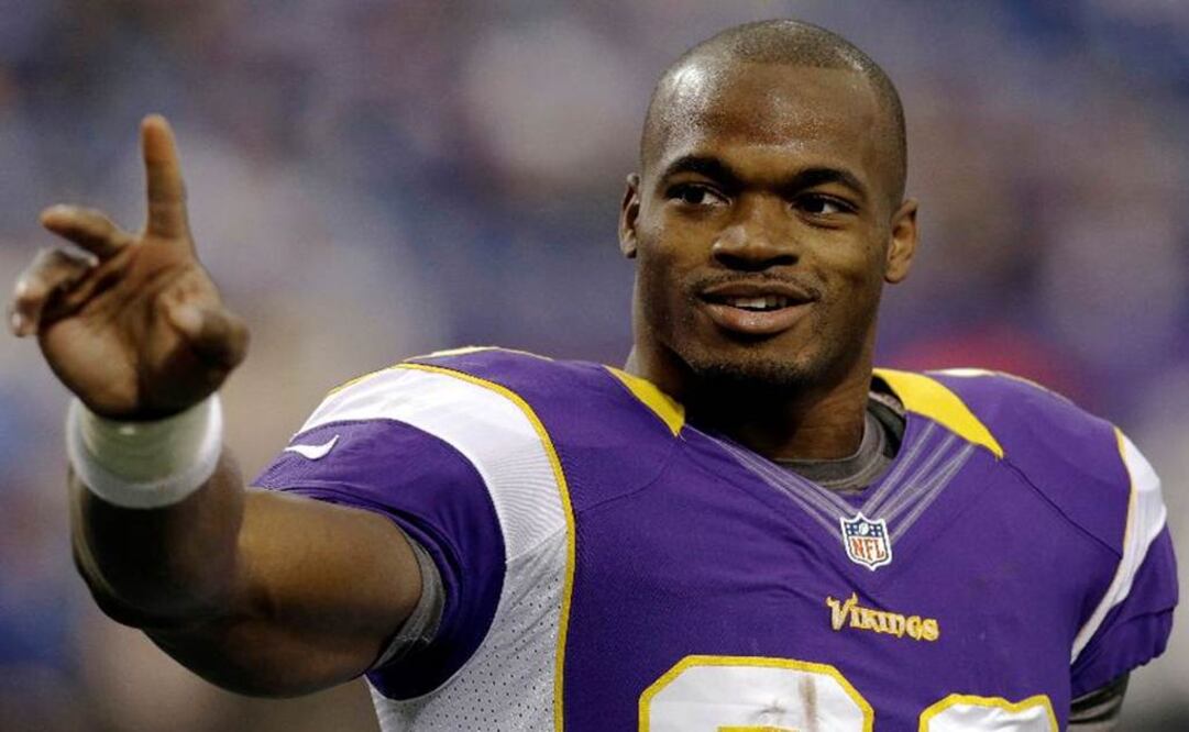 Adrian Peterson durante un juego con los Vikingos de Minnesota. Archivo 