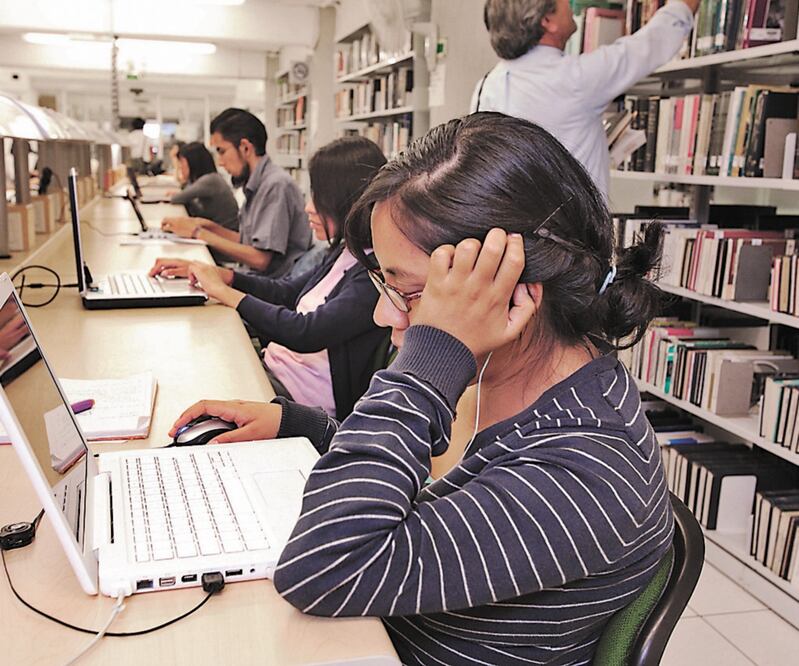 Para evitar que los alumnos no dejen la escuela, centros educativos realizan esfuerzos para facilitarles equipo de cómputo. ARCHIVO EL UNIVERSAL
