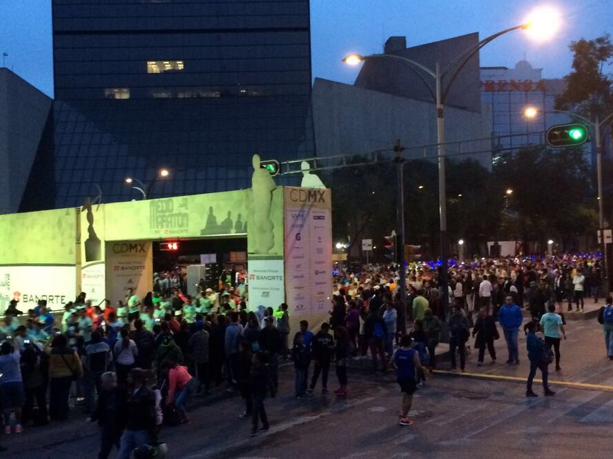 Los corredores del Medio Maratón se reunieron sobre Reforma, a la altura de "El Caballito". (Catalina Díaz / EL UNIVERSAL)