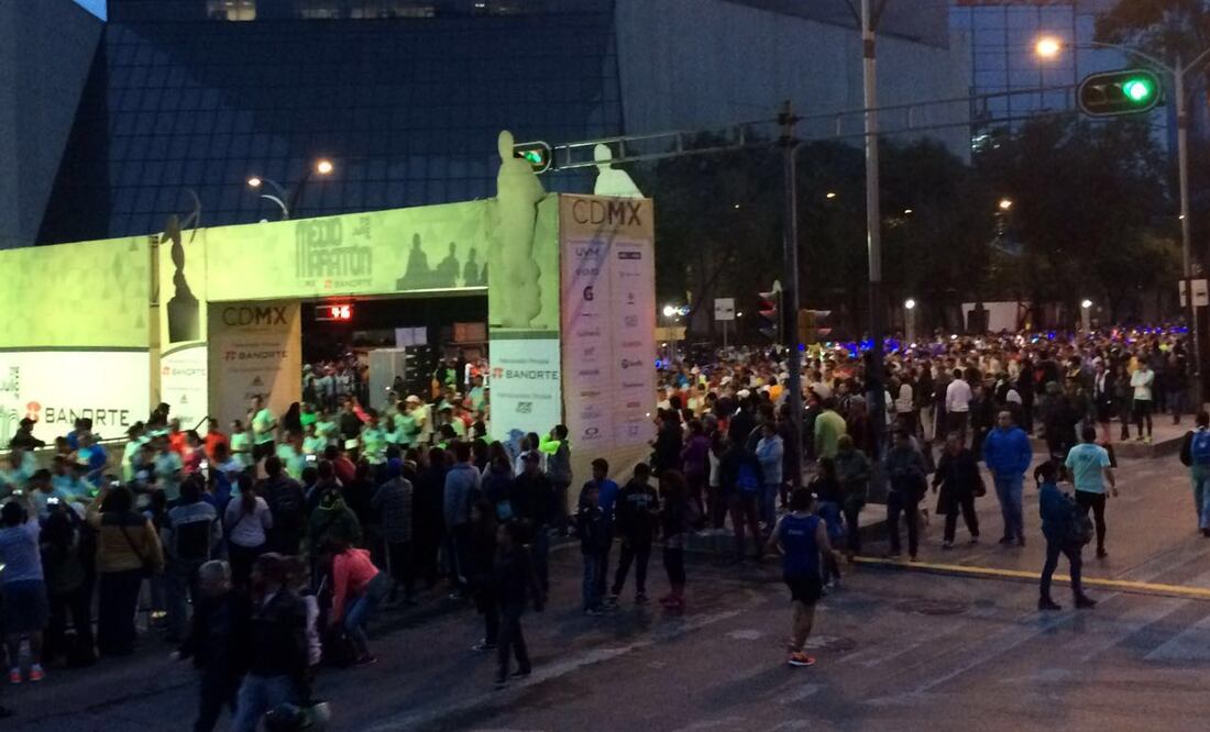 Los corredores del Medio Maratón se reunieron sobre Reforma, a la altura de "El Caballito". (Catalina Díaz / EL UNIVERSAL)