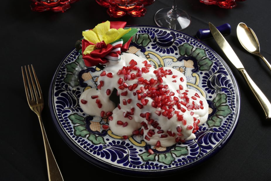 El chef Zurita presenta 3 opciones de chiles y 5 nogadas. Foto: cortesía Azulísimo