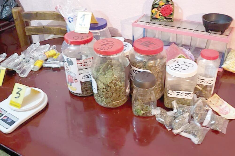 Lo decomisado. La fiscalía aseguró 480 dosis de marihuana, 55 de cocaína, un arma de fuego y 50 cartuchos útiles. Foto: ESPECIAL