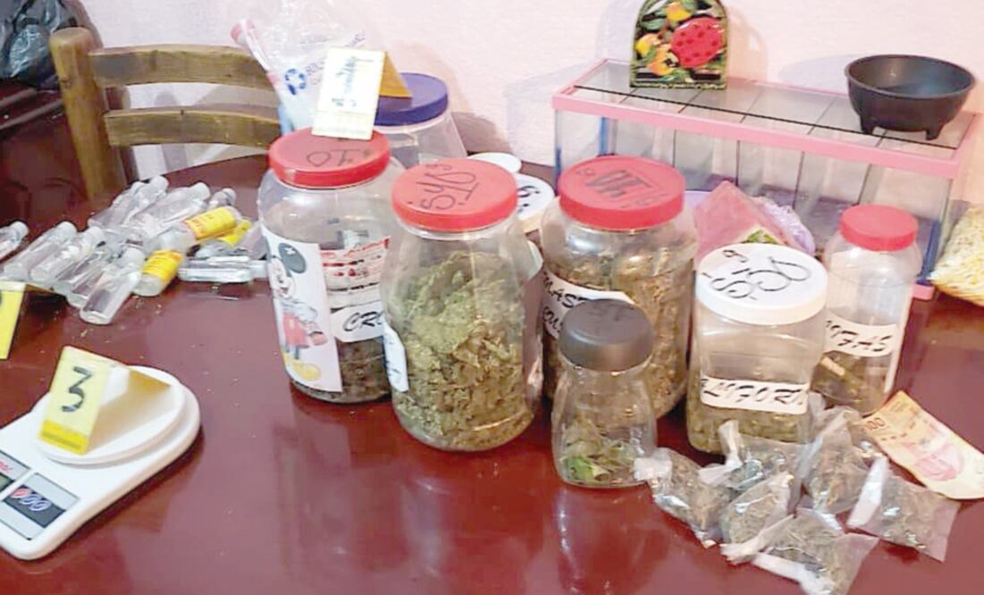 Lo decomisado. La fiscalía aseguró 480 dosis de marihuana, 55 de cocaína, un arma de fuego y 50 cartuchos útiles. Foto: ESPECIAL