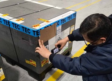 Llega cargamento de vacuna Pfizer contra covid-19; está lista para comercialización