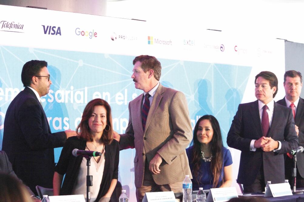Gabriel Contreras, presidente del IFT; Mónica Aspe, subsecretaria de Comunicaciones; el senador Juan Carlos Romero Hicks, y Cintya Martínez, presidenta de Amipci, inauguraron un encuentro sobre las redes sociales (LUCÍA GODÍNEZ. EL UNIVERSAL)