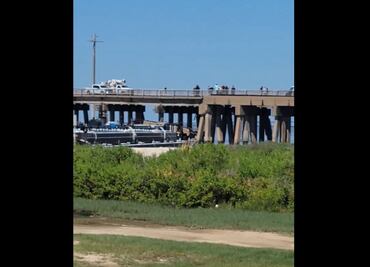 Choca embarcación con puente en Pelican Island, en Texas, provocando la caída de un pedazo