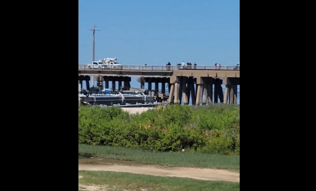 El barco chocó contra el lado del ferrocarril del puente hacia las 10 de la mañana. El sheriff dijo a ABC13 que le consta que cayó un gran trozo del puente. Foto tomada de video