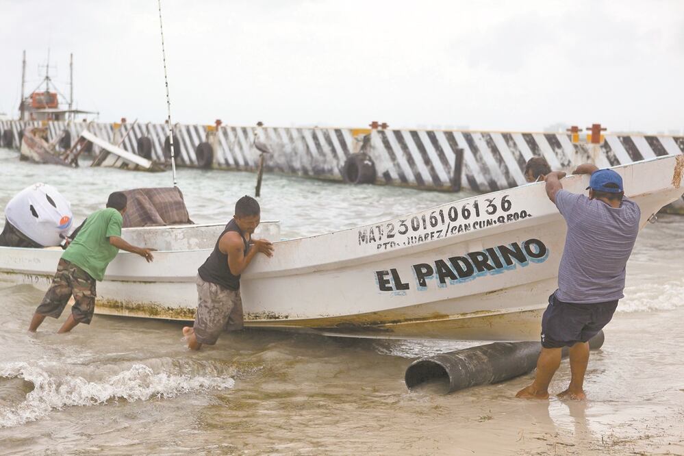 Las costas del Caribe mexicano fueron puestas ayer en alerta ante la llegada del huracán Zeta . Se tiene previsto que el fenómeno meteorológico afecte varios municipios de Quintana Roo y Yucatán. Foto: EFE