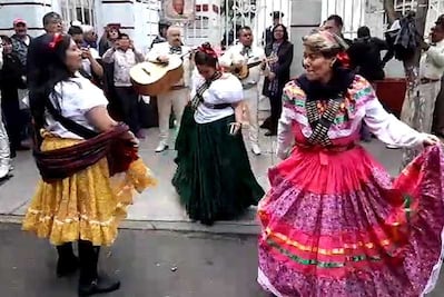 Con mariachis y bailes festejan a AMLO en casa de transición