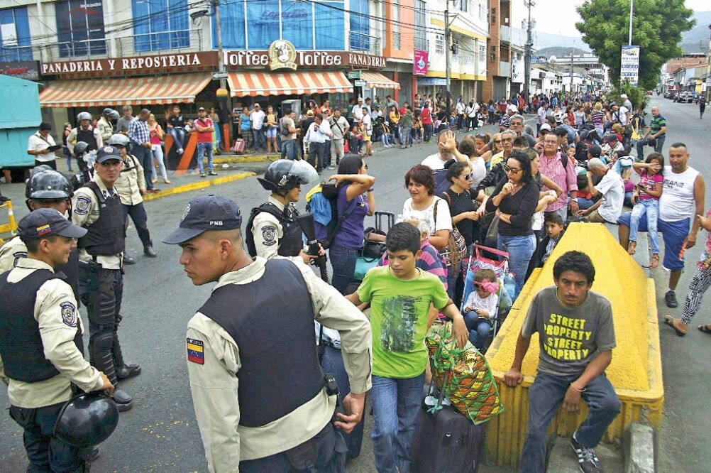 Policías venezolanos vigilan a la gente que busca cruzar a Colombia por el estado de Táchira (CARLOS EDUARDO. RAMÍREZ REUTERS)