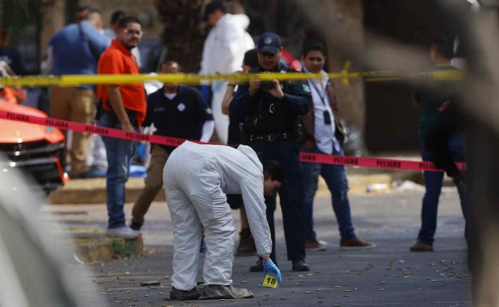 Peritos en Zapopan, Jalisco, recopilan evidencia tras ataque a ocupantes de Lamborghini el lunes 29 de diciembre de 2025 / Foto: EFE