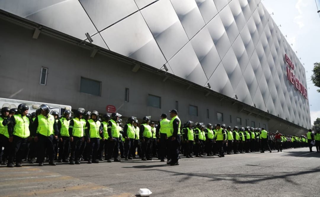 Elementos de seguridad afuera del Estadio "Nemesio Diez", antes del partido amistoso entre México y Serbia. Foto: Carlos Mejía / EL UNIVERSAL