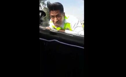 Se lleva a policía de corbata... y lo graba en video