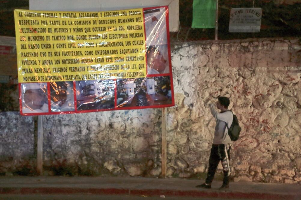 Dos mantas en las que se exige justicia en el caso de las cuatro mujeres, un niño y una bebé asesinados fueron colocadas en el puente del tianguis de Temixco (MARGARITO PÉREZ. CUARTOSCURO)
