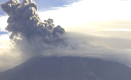 Volcán de Colima emite exhalación de 2 km con ceniza