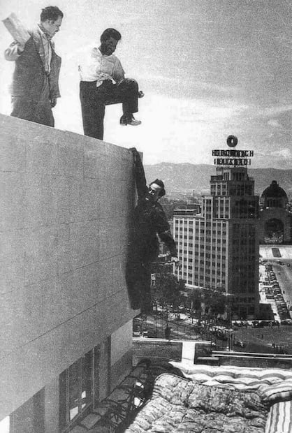 Escena de la pelea entre “Pepe El Toro” y “El Tuerto”, al fondo se aprecia el Edificio Internacional y su característica llanta en la punta. Imagen del blog “Pistoleros famosos”. Foto: Especial.