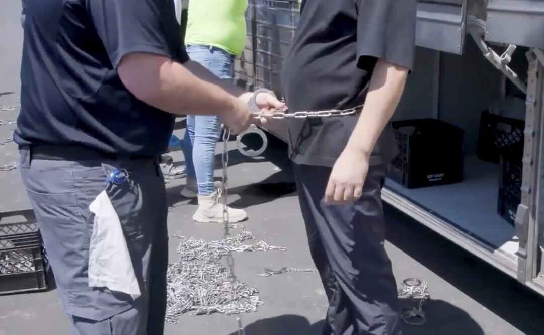 Esta imagen de un video proporcionado por el Servicio de Inmigración y Control de Aduanas de EE. UU. a través de DVIDS muestra a una persona esposada en la planta de vehículos eléctricos de Hyundai Motor Group, el jueves 4 de septiembre de 2025, en Ellabell, Georgia. Foto: AP