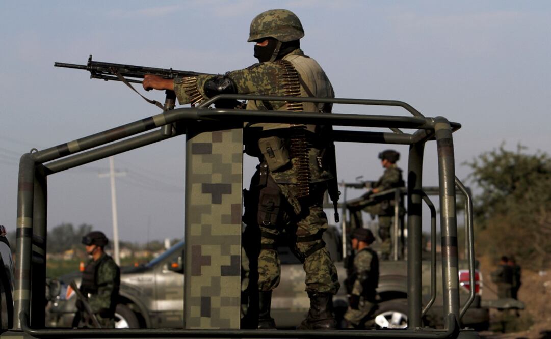 Mexican army soldiers stand guard at a check point on the outskirts of Culiacan – Photo: Marco Ugarte/AP