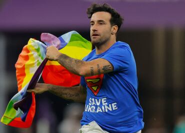 Liberado "sin consecuencias" hombre que entró con bandera LGBT a la cancha en partido del Mundial