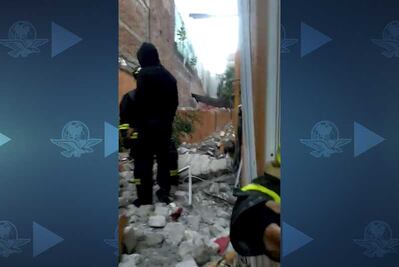 Barda colapsa y cae sobre mujer en la Roma