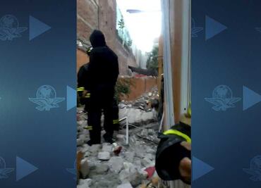 Barda colapsa y cae sobre mujer en la Roma