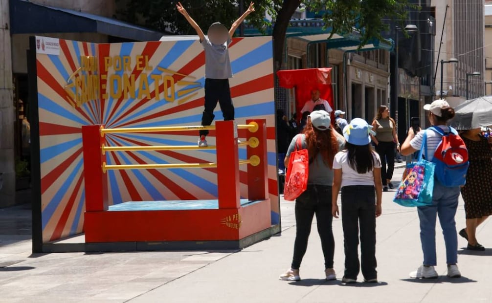 Ajolotes y Quetzalcóatl resisten en el Centro Histórico; retiro de adornos del Mundial va a cuentagotas.
Foto: Karla Guerrero / EL UNIVERSAL