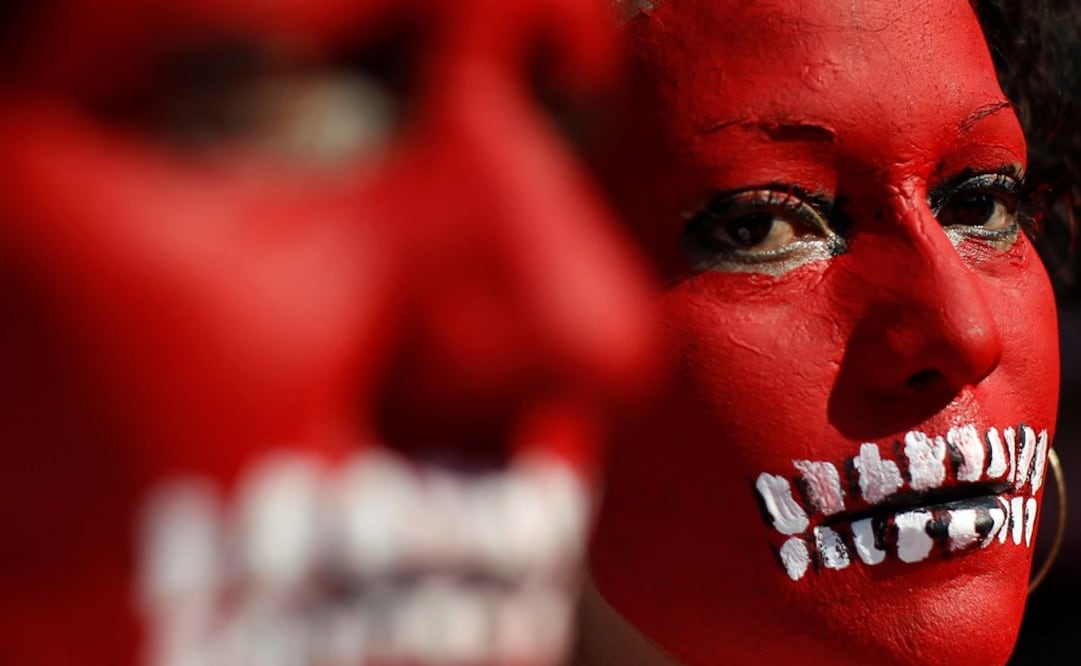Women, with their faces painted, take part in a march to mark the 29th month anniversary of the disappearance of the 43 students of Ayotzinapa College Raul Isidro Burgos in the state of Guerrero in Mexico City, Mexico February 26, 2017 - Photo: Carlos Jas