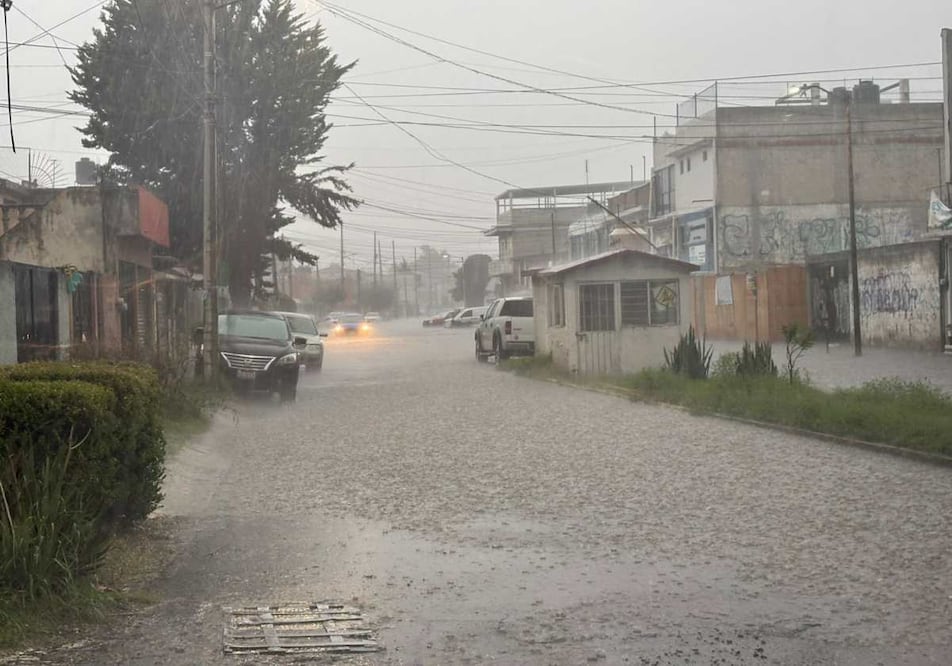 La precipitación pluvial ha provocado que los transeúntes y motociclistas busquen refugiarse. Foto: Especial