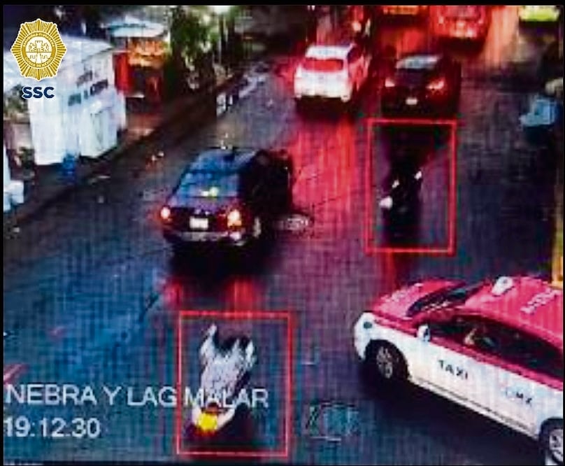 Autoridades siguieron la ruta de escape y aseguraron dos motos y un auto de los delincuentes. Foto: Especial