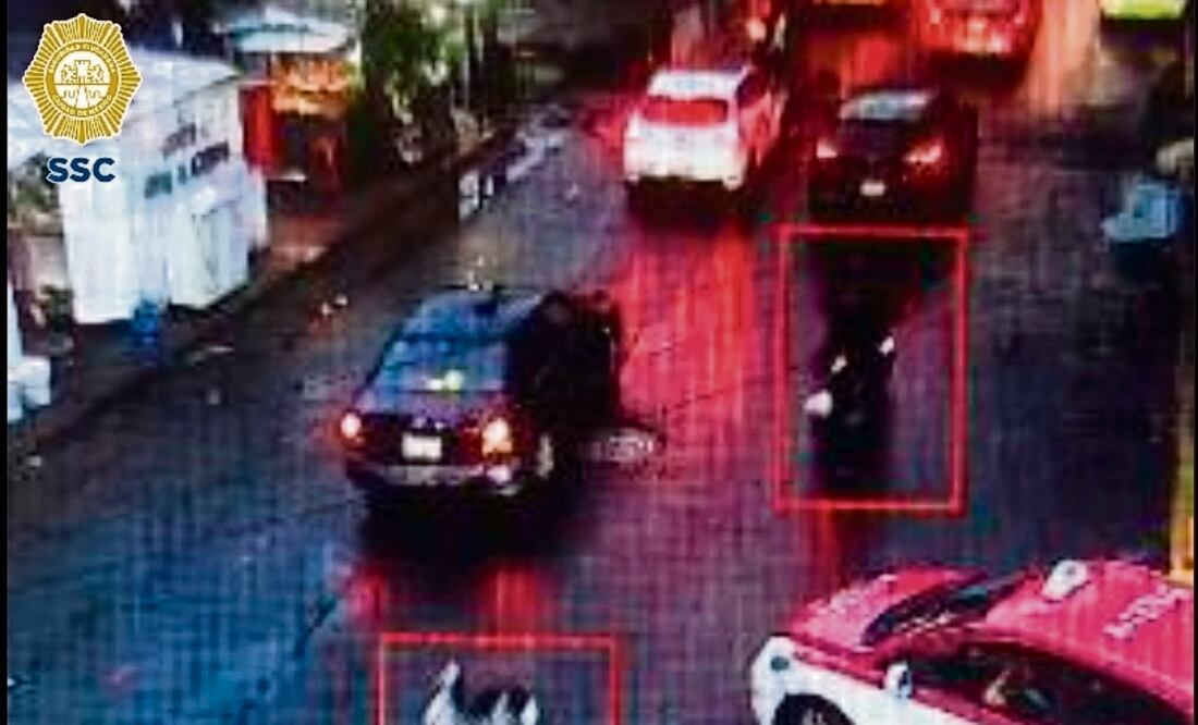 Autoridades siguieron la ruta de escape y aseguraron dos motos y un auto de los delincuentes. Foto: Especial