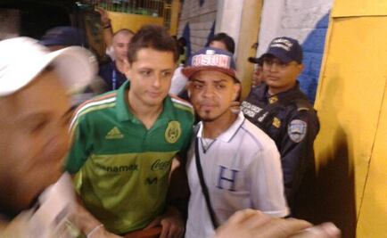 'Chicharito' se toma "selfies" con afición