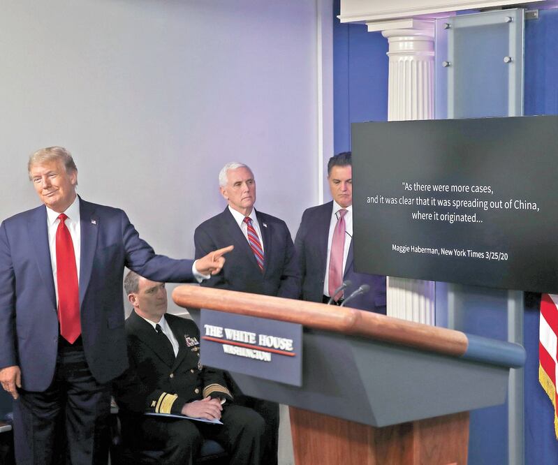 En su conferencia de ayer, el presidente Donald Trump mostró un video en el que acusa a los medios de haber minimizado la pandemia. ALEX BRANDON. AP