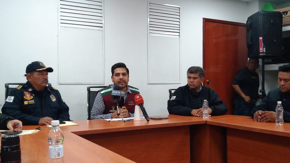 En conferencia de prensa, el alcalde de Nezahualcóyotl puntualizó que a las 15:37 horas se registraron ráfagas intensas de viento que derivaron en la caída de la carpa, del lado izquierdo, rachas que también generaron el derrumbe de 5 árboles y 7 postes de energía eléctrica en 4 colonias. (Foto: especial)