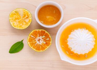 Prepara un jugo de cítricos con jengibre y cúrcuma