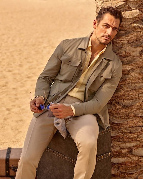 La marca informa que las piezas pensadas para viajar incorporan tejidos transpirables y resistentes a las arrugas, ideales para un estilo de vida dinámico. Foto: Cortesía Hackett London