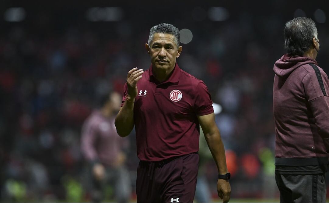 Ignacio Ambriz dirigiendo al Toluca contra el Bayer Leverkusen - FOTO: Imago7