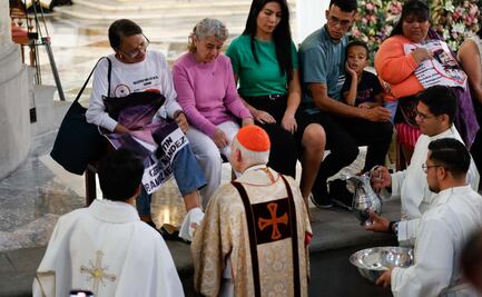 Cardenal lava los pies de buscadoras en la Catedral Metropolitana por Semana Santa; "reconocemos la falta de atención para con ellos"