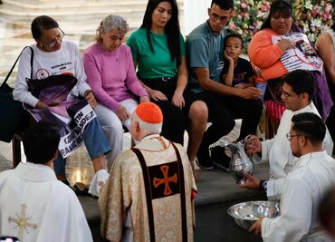 Cardenal lava los pies de buscadoras en la Catedral Metropolitana por Semana Santa; "reconocemos la falta de atención para con ellos"