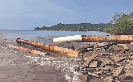 Exigen a Pemex cambiar emisores tras derrame; denuncian contaminación constante en playa de Salina Cruz