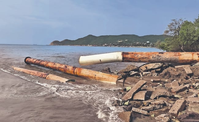 Exigen a Pemex cambiar emisores tras derrame; denuncian contaminación constante en playa de Salina Cruz