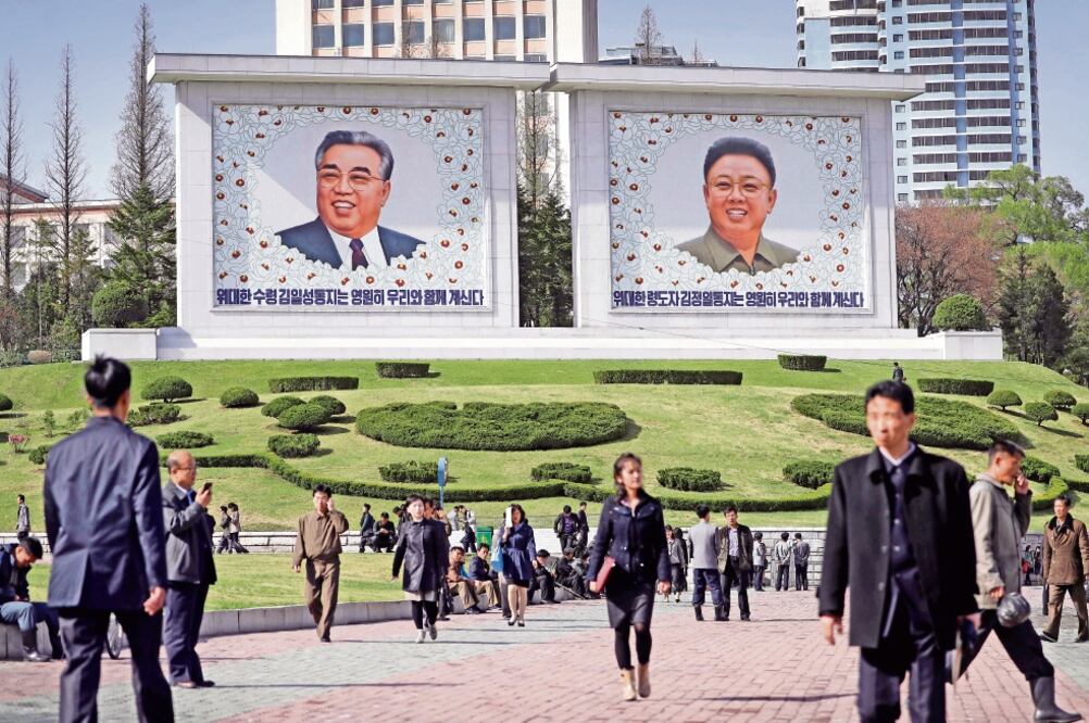 Norcorea mostró su músculo militar el pasado sábado con motivo del 105 aniversario de su fundador, Kim Il-sung (en el retrato de la izquierda) (WONG MAYE-E. AP)